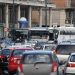 Ruba un’auto a Napoli ma resta bloccato nel traffico, arrestato