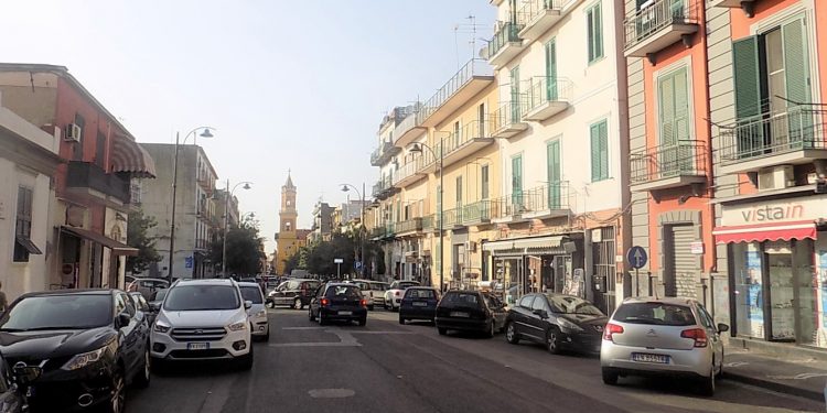 L’ultimo agguato avvenuto a Ponticelli raccontato dai cittadini. L’ira dei commercianti: “costretti a lavorare in trincea”