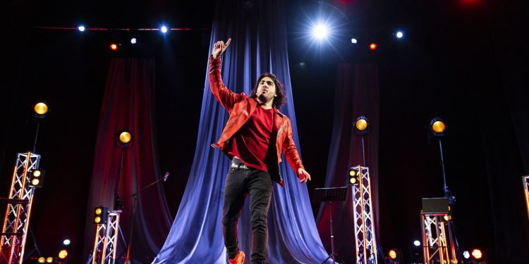 15 maggio, teatro Acacia di Napoli: Max Angioni con il nuovo spettacolo “Anche meno”