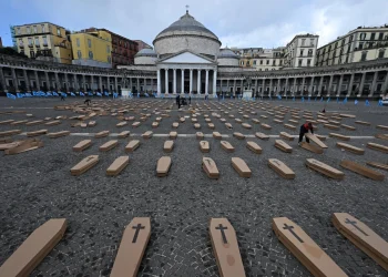 Morti sul lavoro, 500 bare in piazza Plebiscito a Napoli