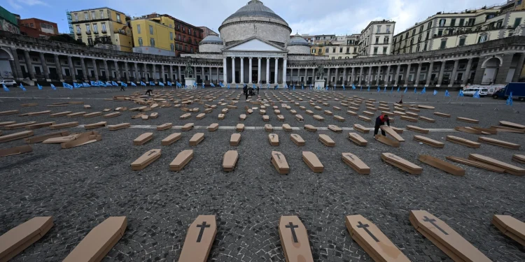 Morti sul lavoro, 500 bare in piazza Plebiscito a Napoli