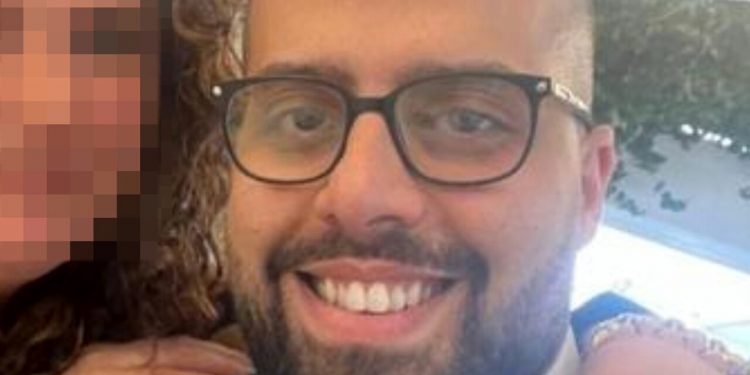 Napoli, addetto alle pulizie salva la vita a un rider colto da infarto