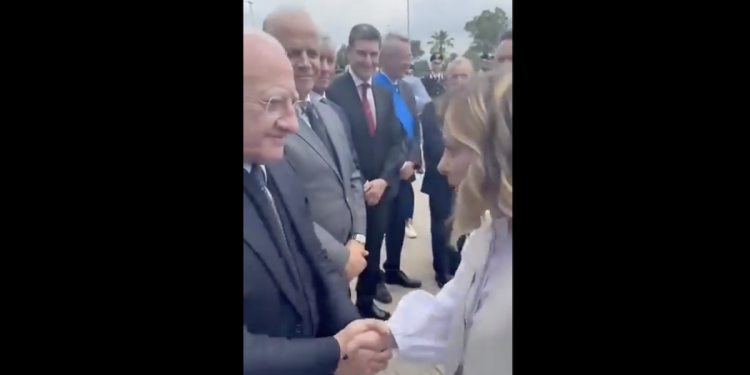 VIDEO-Meloni incontra De Luca a Caivano: virali le immagini del saluto