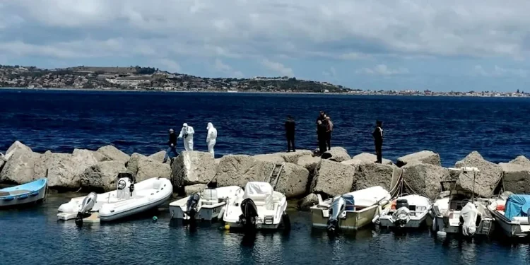 Neonato abbandonato in uno zaino tra gli scogli: arrestata la madre della 13enne che lo ha partorito