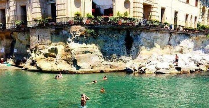 Napoli, 14enne aggredita in spiaggia dall’ex fidanzato 15enne