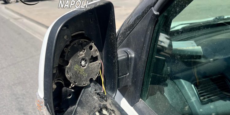 Napoli, rifiuta di farsi lavare il vetro dell’auto, 26enne gli rompe uno specchietto: arrestato dai carabinieri