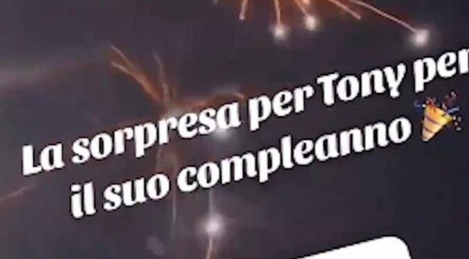 VIDEO-Show-tributo all’esterno del carcere di Secondigliano per il compleanno di Tony Colombo