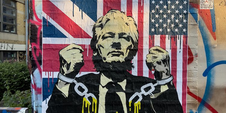 A Londra la nuova opera di Laika dedicata a Julian Assange “Melt the Chains”