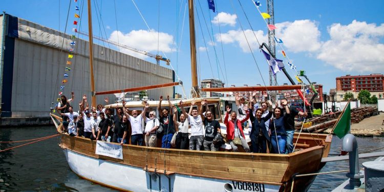 Napoli, “Scugnizzi a vela”: restaurata una nave per contrastare la devianza minorile