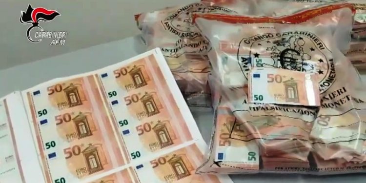 Euro falsi venduti su Telegram e pagati in criptovalute, quattro arresti