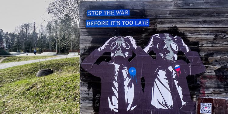 La street artist Laika al confine con la Russia per la nuova opera “Before it’s too late”