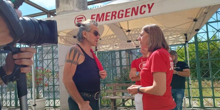 Piero Pelù in visita all’ambulatorio di Emergency a Ponticelli