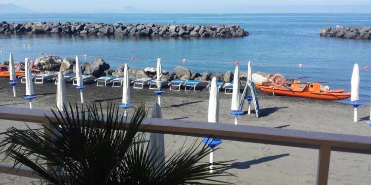 Torre del Greco: carabinieri controllano i lidi, quattro imprenditori denunciati