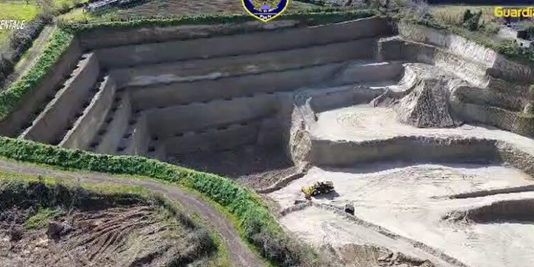 Napoli, maxi-discarica da 250mila tonnellate in ex cava da bonificare: arresto e sequestri