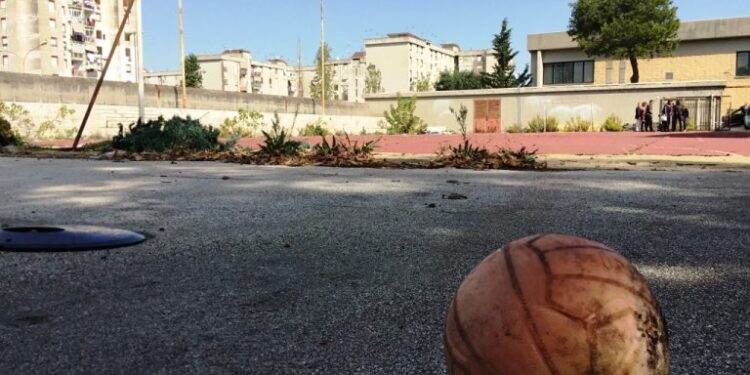 Ponticelli: 14enne accoltellato durante una partita di calcio nel rione Conocal