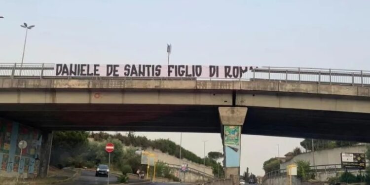 Roma, nuovo striscione per Daniele De Santis: “Figlio di Roma” appare sul cavalcavia a via Boccea 
