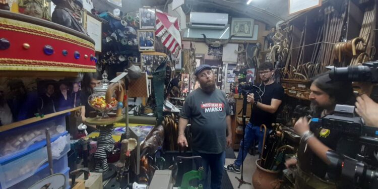 “I misteri di Mirko” a Napoli dal “Re degli ombrelli”: da lunedì 24 giugno su RaiPlay