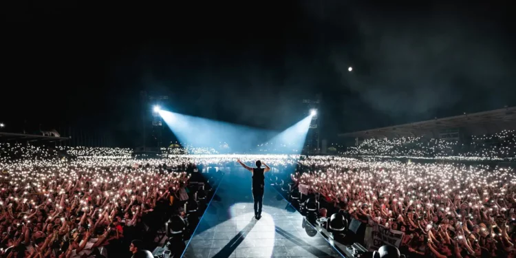 Ultimo in concerto a Napoli: virale il video che ritrae l’uomo della security