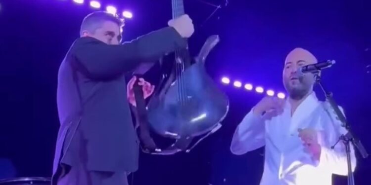 VIDEO-Giuliano Sangiorgi suona la chitarra di Pino Daniele al Maradona