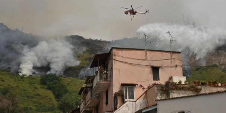 Napoli, ancora in corso l’incendio sulla collina dei Camaldoli
