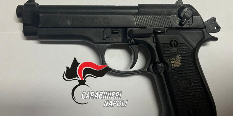 Napoli, carabinieri presidiano la movida: 15enne con pistola, pugnale e scooter rubato