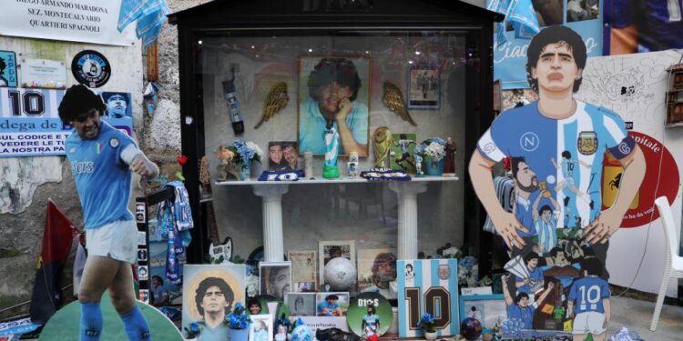 Maradona scagionato da accusa di evasione, avvocato depone sentenza davanti murale