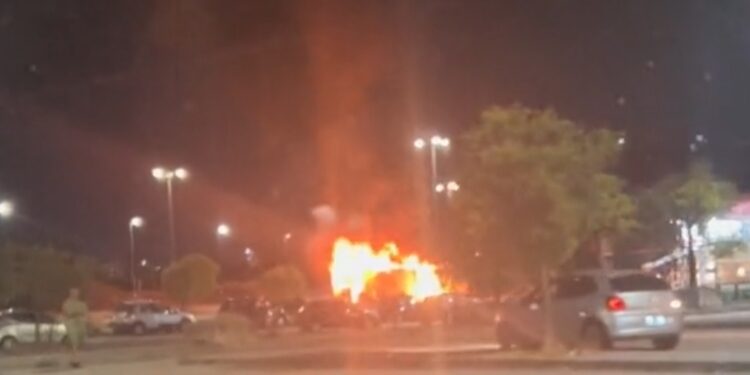 VIDEO-Incendio food truck villa comunale, esclusa la matrice camorristica