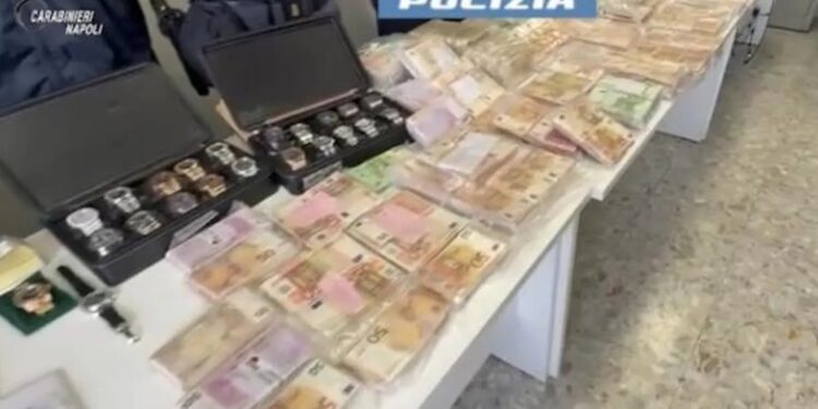 Camorra: trovato il tesoro del clan Contini, 4 milioni in contanti e gioielli per 5 milioni