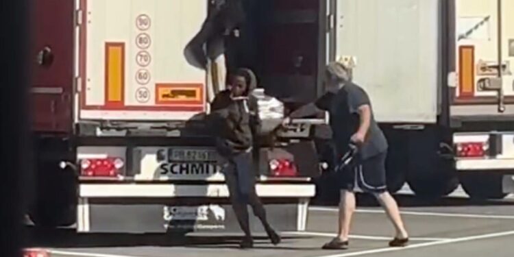 Camionista frusta migranti per farli scendere dal tir: il video choc fa il giro del mondo
