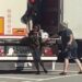 Camionista frusta migranti per farli scendere dal tir: il video choc fa il giro del mondo