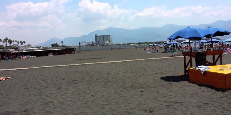 Incursione armata in uno stabilimento balneare nel napoletano: spari e paura tra i bagnanti