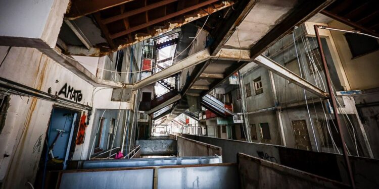 Crollo vela celeste Scampia: le condizioni dei feriti