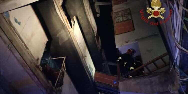 Scampia, crollo ballatoio Vela Celeste: un morto e cinque feriti