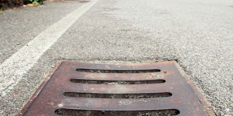 Svuotamento tombini, l’importanza di una corretta manutenzione