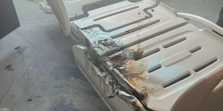 VIDEO-Ospedale del Mare, detenuto provoca principio di incendio in area Osservazione del Pronto Soccorso