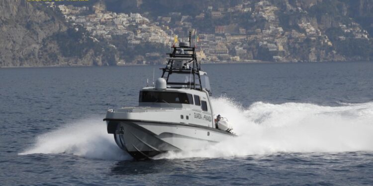 Gommone alla deriva a Posillipo, salvata donna incinta e un diabetico