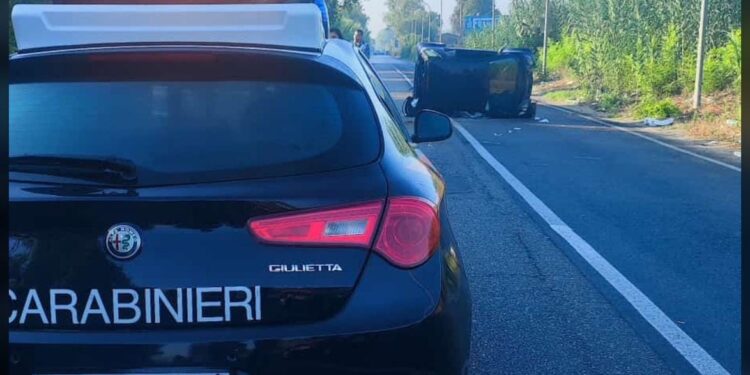 Smart si ribalta sulla Domitiana, morta bimba di 8 anni: conducente arrestato per omicidio stradale