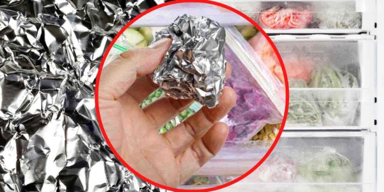 Carta stagnola nel congelatore: il trucco per risparmiare sulla bolletta della luce