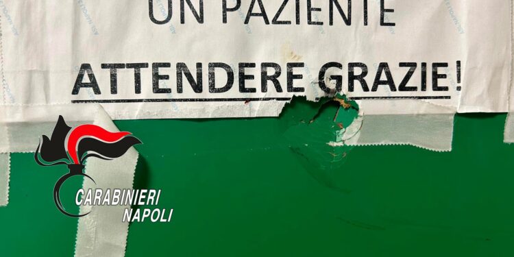 Castellammare, danneggia l’ospedale con una mazza da baseball: 62enne arrestato, personale medico sotto shock
