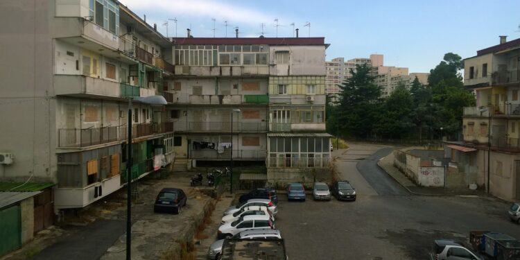 Le liti, i pestaggi, l’arresto del ras, le auto incendiate: nel rione De Gasperi di Ponticelli regna il caos