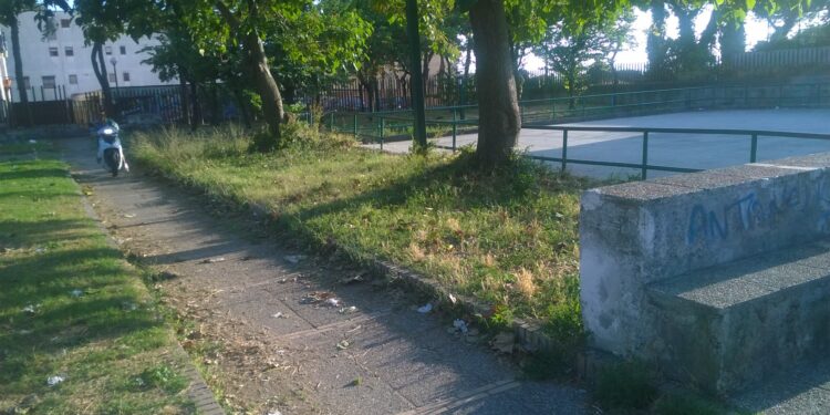 Un raid voluto per chiudere una piazza di droga dietro l’incendio al parco De Simone di Ponticelli