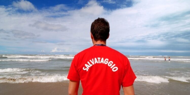 Bagnino diciannovenne e il padre carabiniere salvano tre ragazzi che rischiano di annegare