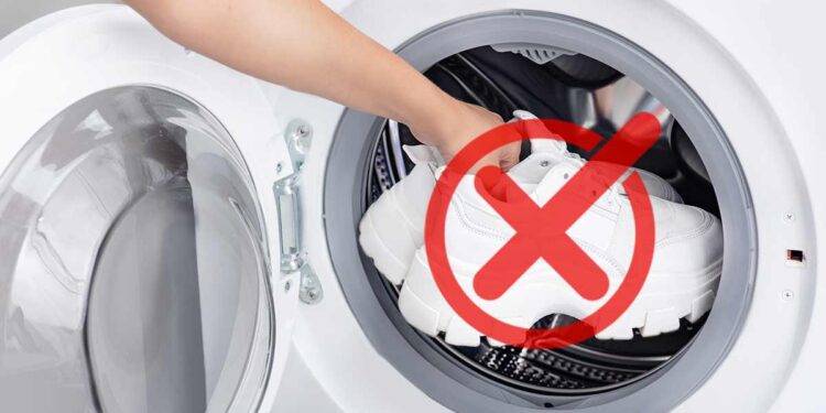 Lavatrice, il trucco per lavare le scarpe senza rovinarle