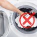 Lavatrice, il trucco per lavare le scarpe senza rovinarle