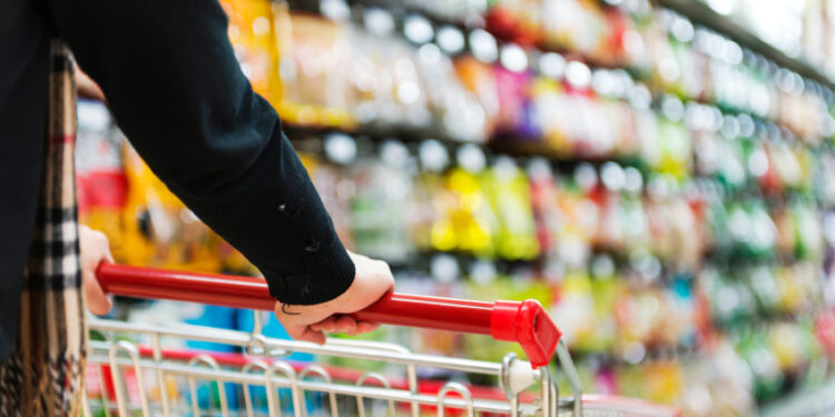 Spinaci ritirati dai supermercati per possibile presenza di infestanti tossici: lotti e marche coinvolte