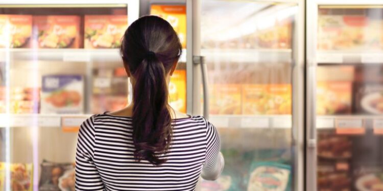 Il cibo congelato si può mangiare anche se è scaduto o si rischia un’intossicazione?