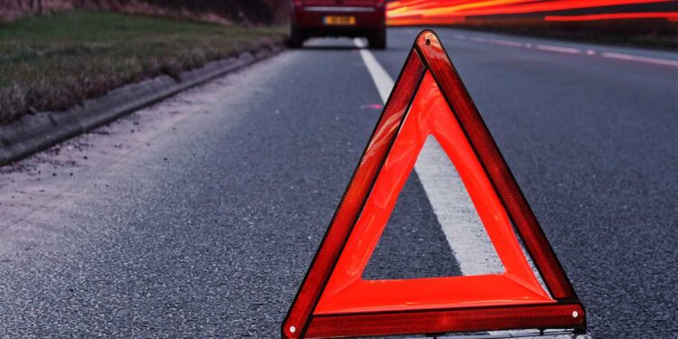 Linea rossa continua al centro della carreggiata: dove e perché verrà installata la nuova segnaletica orizzontale