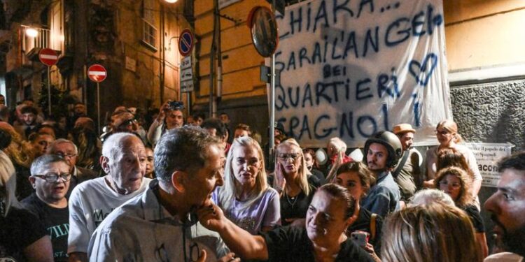 Fiaccolata ai Quartieri Spagnoli per Chiara, la turista 30enne morta dopo essere stata colpita da una statua