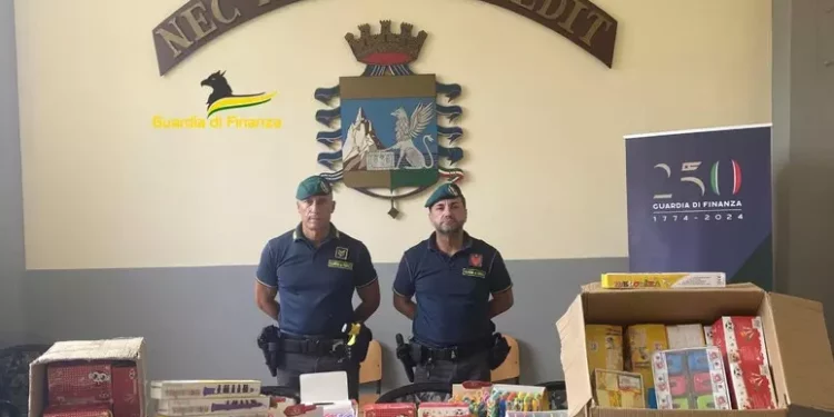Articoli scolastici falsi, maxi-sequestro della Guardia di Finanza tra Napoli e provincia