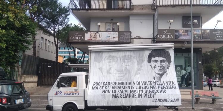 A Casalnuovo di Napoli, un banner pubblicitario tra le strade della città per ricordare Giancarlo Siani